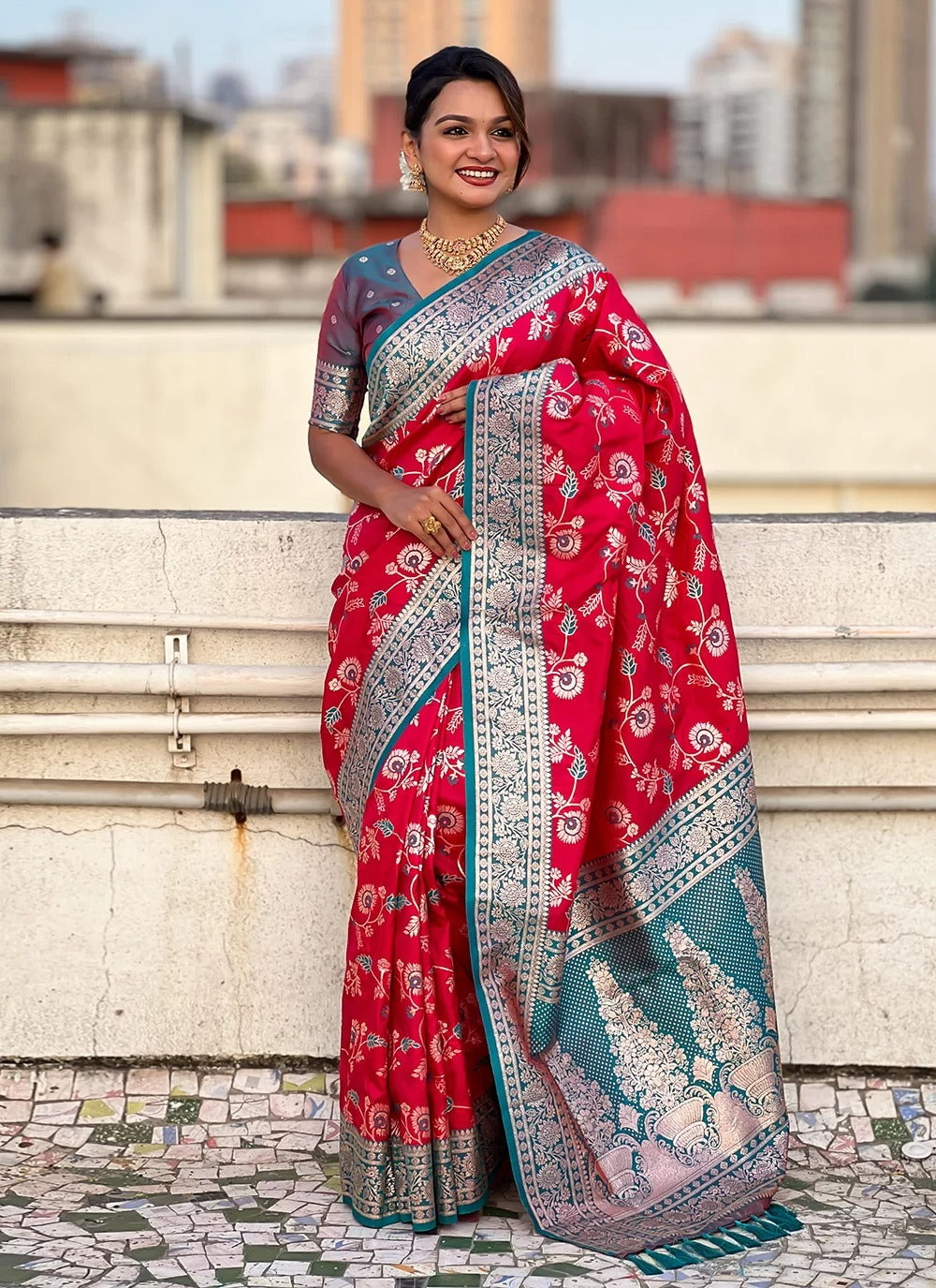 Graceful dark pink banarasi soft silk saree with zari weaving