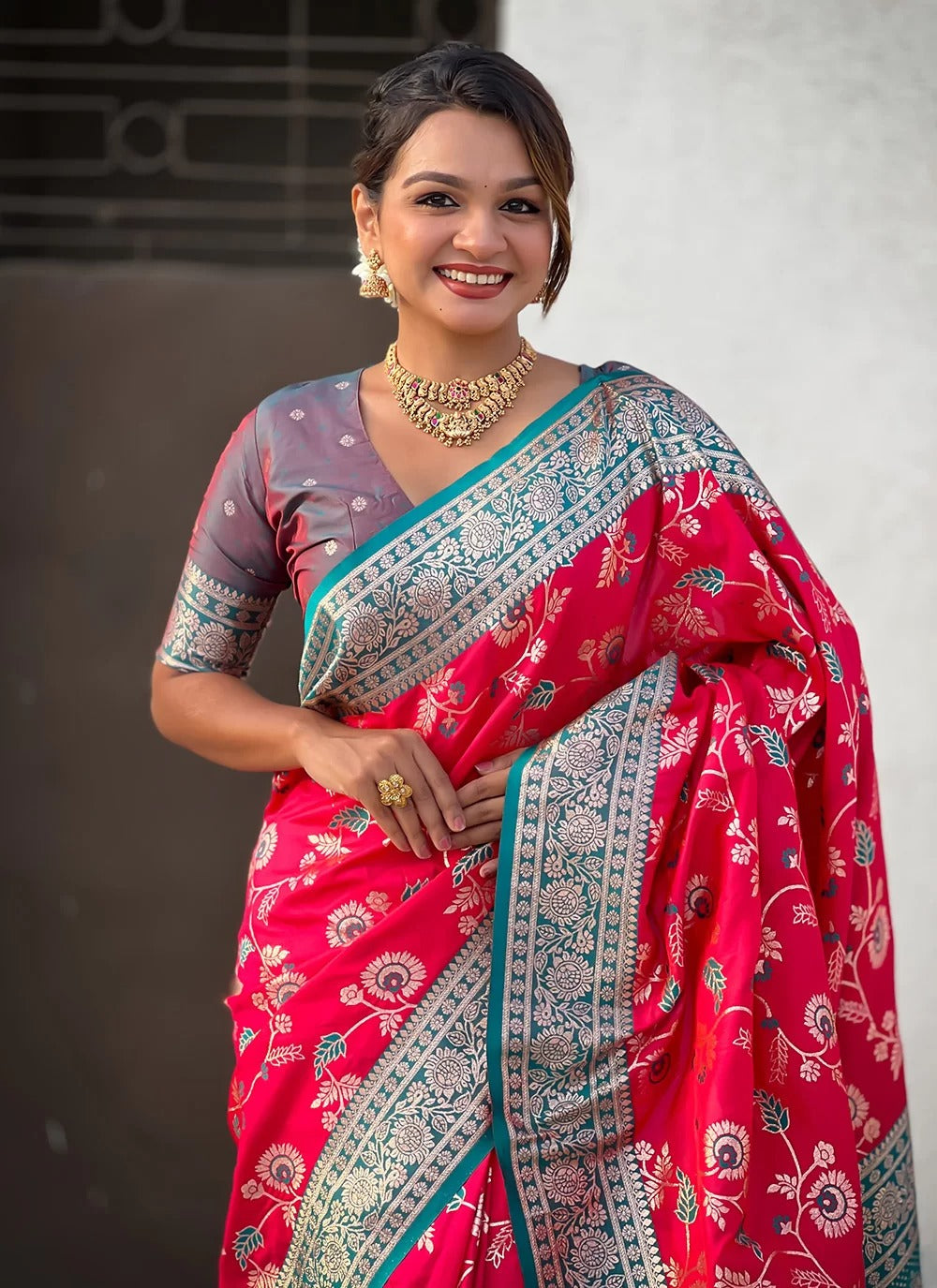 Graceful dark pink banarasi soft silk saree with zari weaving