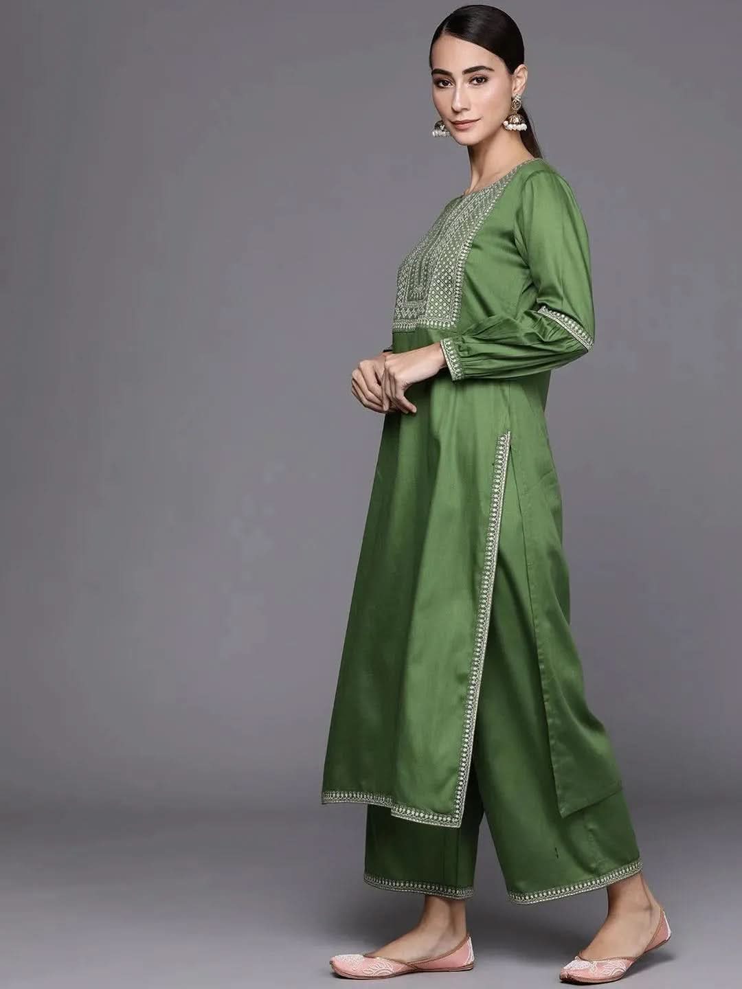 Mameraa Green Embroidered Silk Blend Straight Kurta With Palazzos & Dupatta