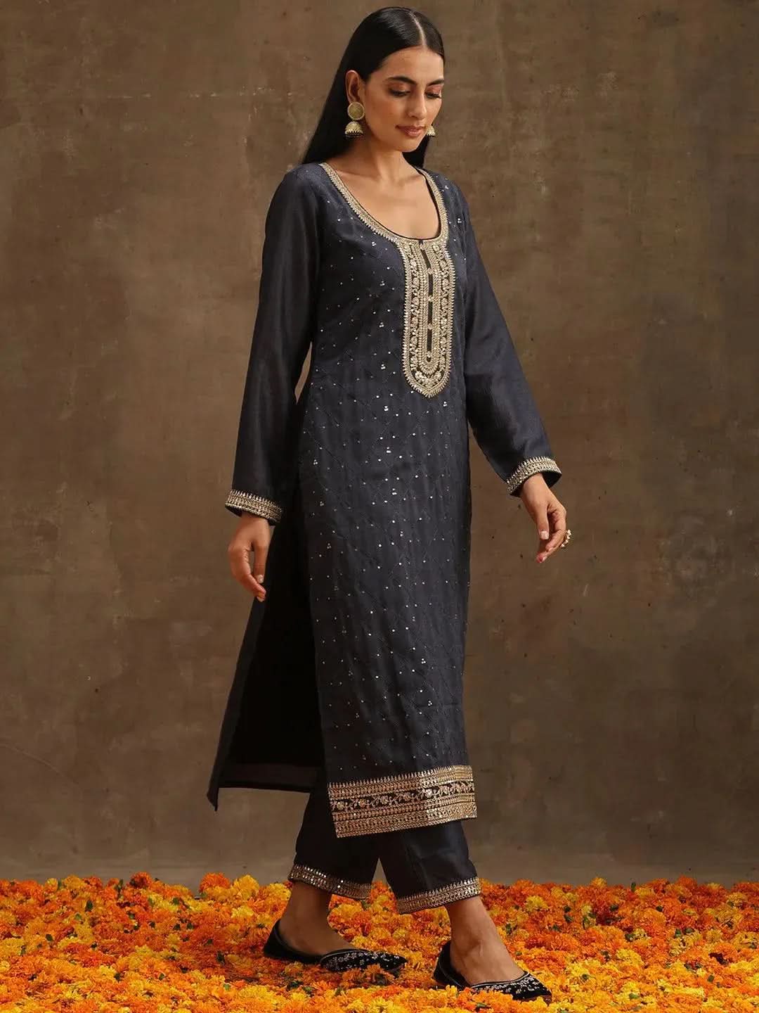 Mameraa Grey Embroidered Silk Blend Straight Kurta With Trousers & Dupatta