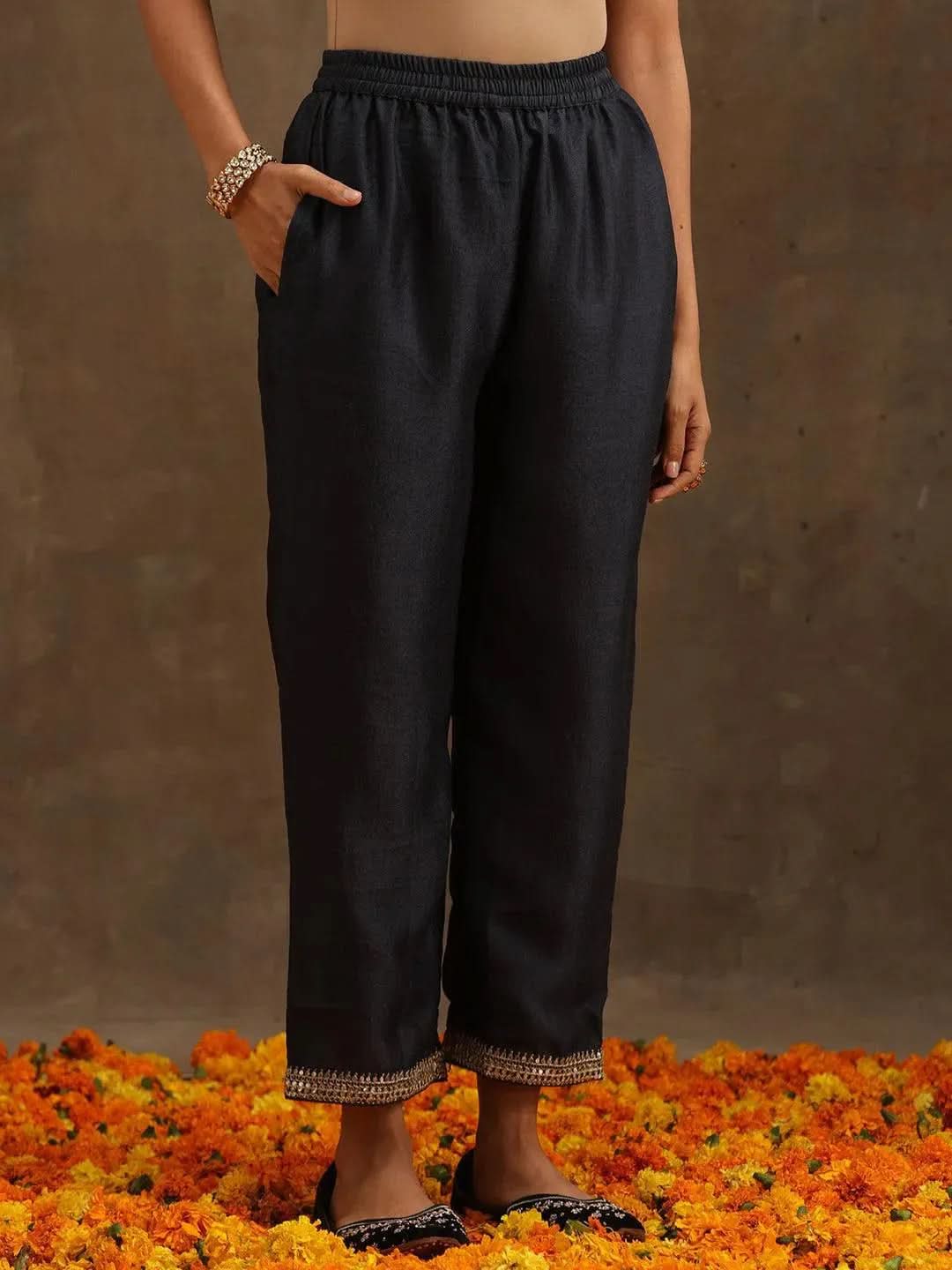 Mameraa Grey Embroidered Silk Blend Straight Kurta With Trousers & Dupatta