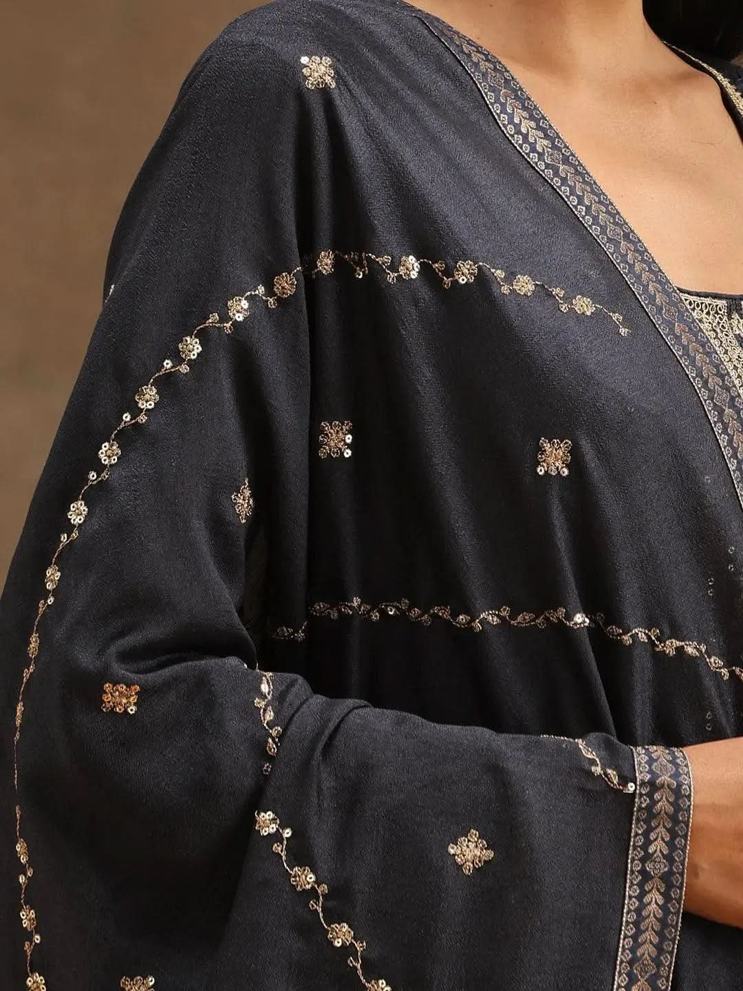 Mameraa Grey Embroidered Silk Blend Straight Kurta With Trousers & Dupatta