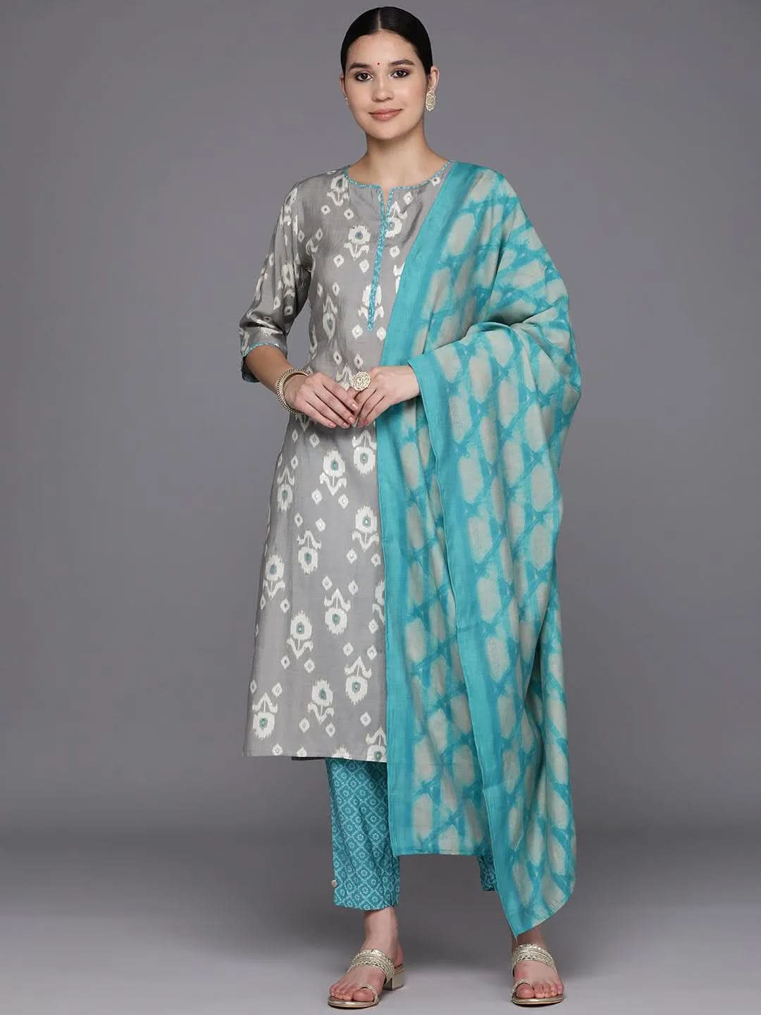 Mameraa Grey Printed Silk Blend Straight Kurta With Trousers & Dupatta
