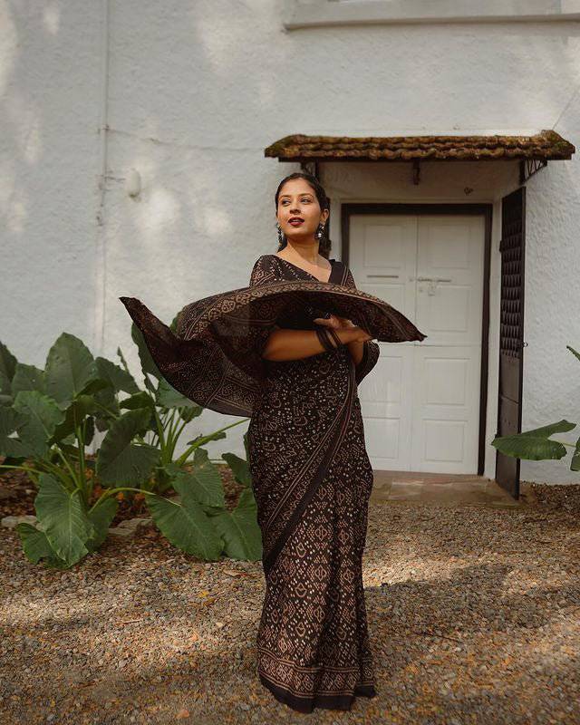 Black pure cotton linen saree weaved with zari comes with tassels