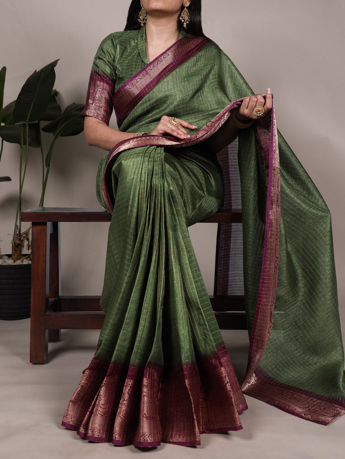 Mehendi Elegant Dola Chex Saree with Zari Weaving & Matching Blouse Piece