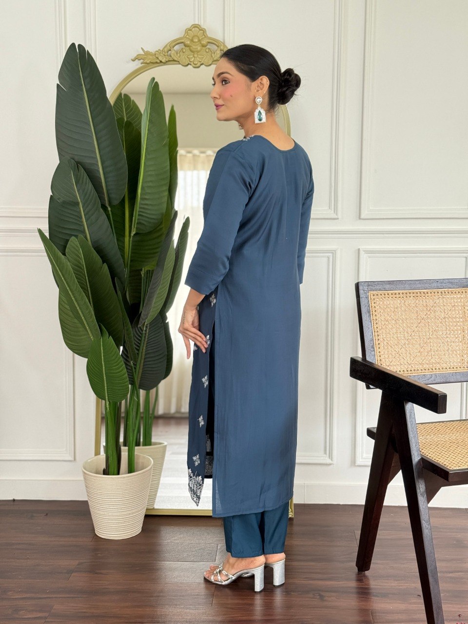 Women Teal Blue Embroidered Kurta Set with Floral Organza Dupatta