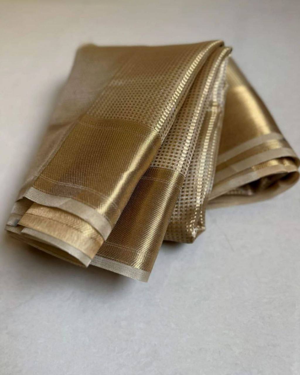 Lustrous charm classic tissue silk saree with a royal touch