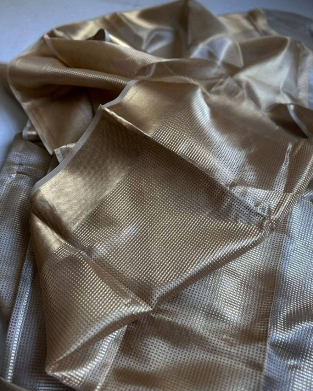 Lustrous charm classic tissue silk saree with a royal touch