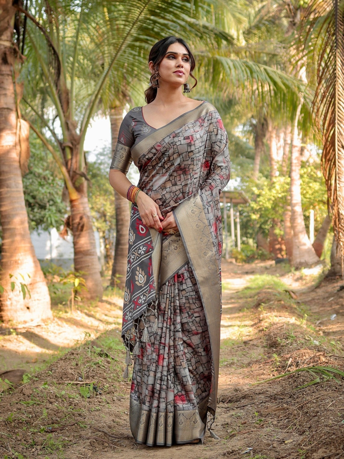 Stunning Grey Tussar Silk Saree with Golden Zari Border and Mosaic-Inspired Pallu Design