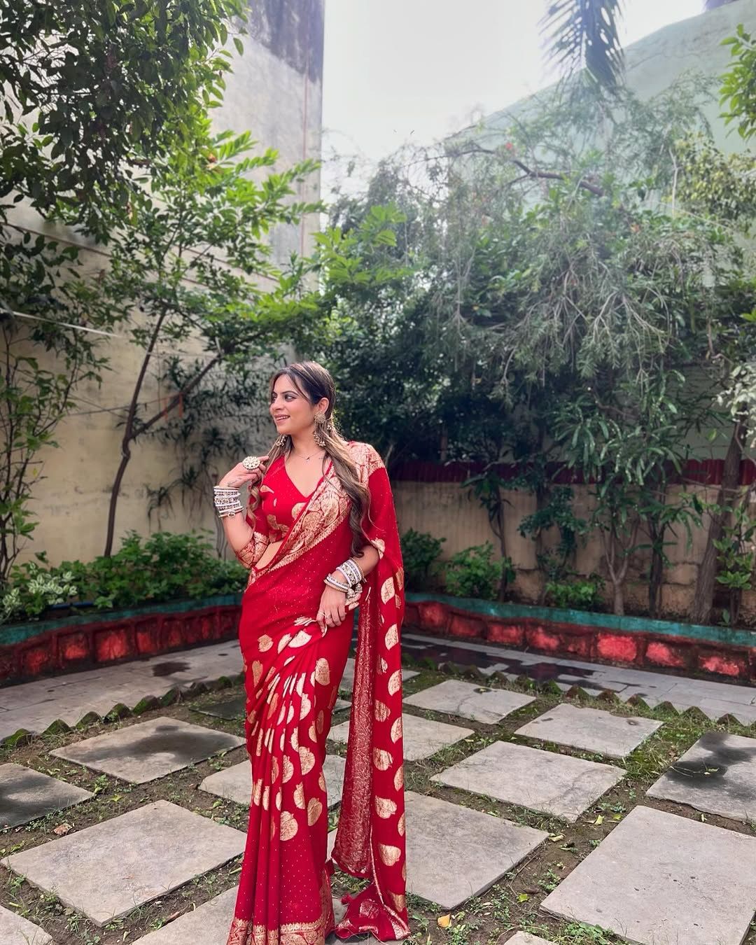 Red Elegant Viscose Georgette Saree with Unstitched Blouse Piece