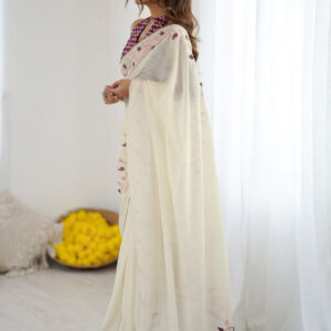 Mameraa Floral Embellished Saree With Blouse Piece - Image 4